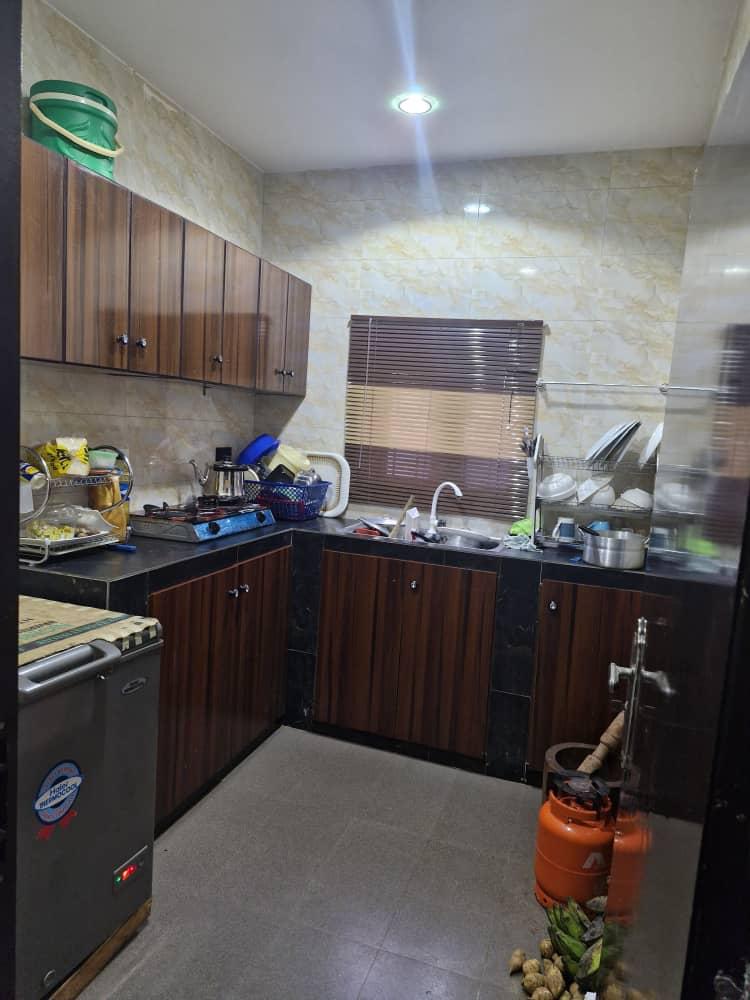 romeocza's tweet image. #AkwaIbomTwitter 
A friend who wants to japa is selling this tastefully furnished 3 Bedroom flat, along Ikot Akpan Abia in Uyo. 
*All rooms ensuite
*Electric fence wire
*Solar 
*Secure neighbourhood (Akwa Ibom State Police headquarters is there) 

Price :35m...a bargain
Pls RT🙏