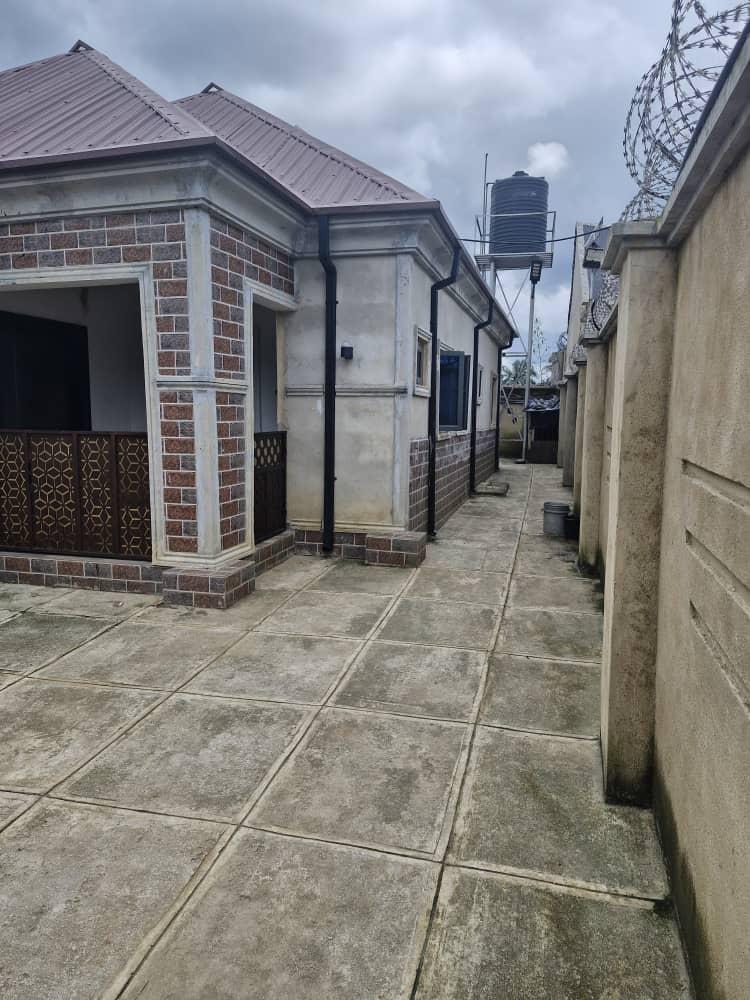 romeocza's tweet image. #AkwaIbomTwitter 
A friend who wants to japa is selling this tastefully furnished 3 Bedroom flat, along Ikot Akpan Abia in Uyo. 
*All rooms ensuite
*Electric fence wire
*Solar 
*Secure neighbourhood (Akwa Ibom State Police headquarters is there) 

Price :35m...a bargain
Pls RT🙏