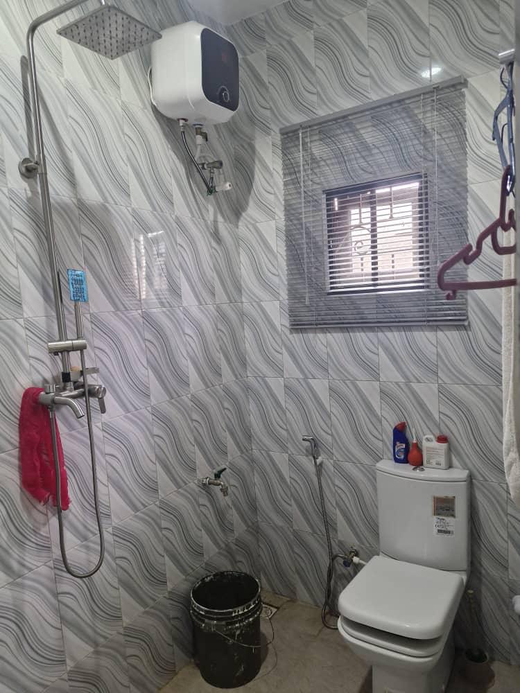 romeocza's tweet image. #AkwaIbomTwitter 
A friend who wants to japa is selling this tastefully furnished 3 Bedroom flat, along Ikot Akpan Abia in Uyo. 
*All rooms ensuite
*Electric fence wire
*Solar 
*Secure neighbourhood (Akwa Ibom State Police headquarters is there) 

Price :35m...a bargain
Pls RT🙏