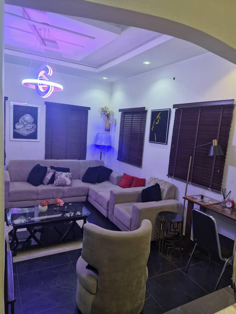 romeocza's tweet image. #AkwaIbomTwitter 
A friend who wants to japa is selling this tastefully furnished 3 Bedroom flat, along Ikot Akpan Abia in Uyo. 
*All rooms ensuite
*Electric fence wire
*Solar 
*Secure neighbourhood (Akwa Ibom State Police headquarters is there) 

Price :35m...a bargain
Pls RT🙏