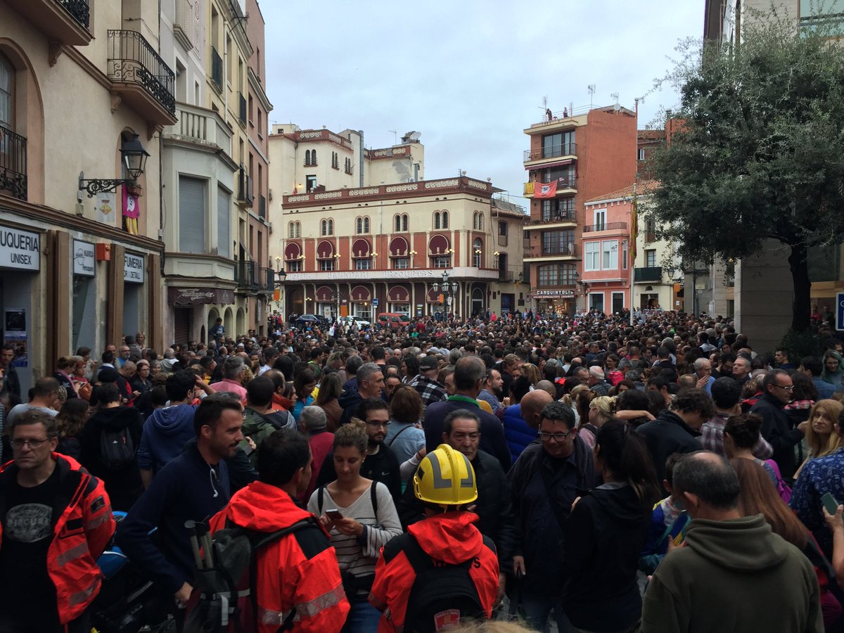 Amb perseverança i determinació. El camí és el de l'1 d'octubre. 

#1O #CaldesDeMontbui

📸 Imatge de l'1 d'octubre de 2017 a la plaça del Lleó.