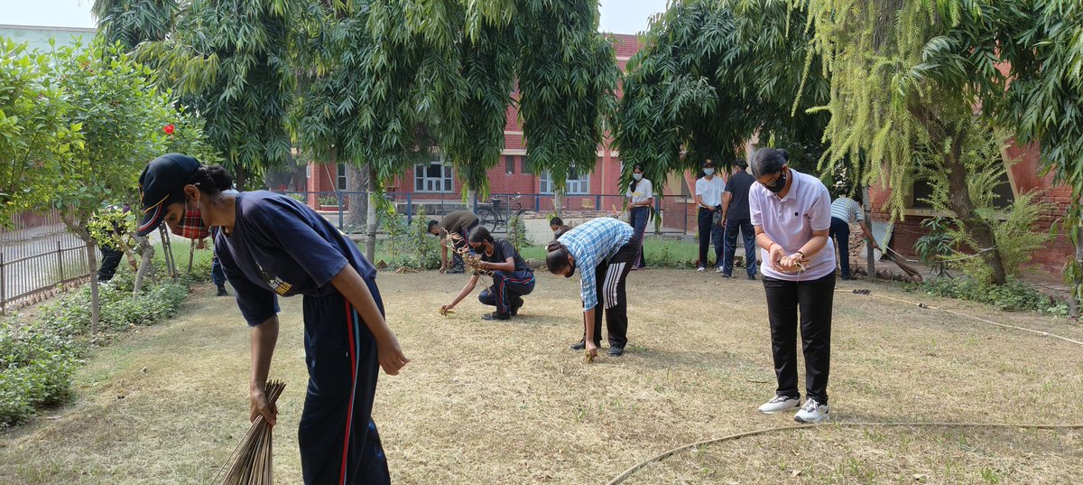 fc_ncc's tweet photo. 3 HAR GIRLS BN NCC, HISAR
A small initiative for cleanliness in F.C. college for women, hisar by cadets 🌿

Being green is staying clean.

@HQ_DG_NCC 
@CPhhp 
@NCC_Hisar https://t.co/d2Oz6tMp05