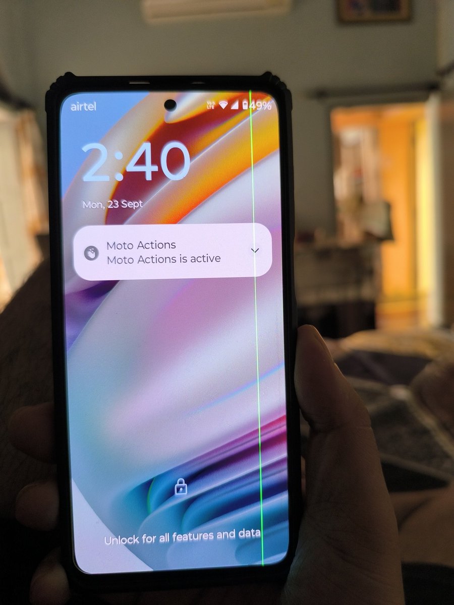 jain7599's tweet photo. @motorolaindia @Moto_Support What kind of services are you providing to your customers it's pathetic. My mother's phone display started showing greenline after the update I visited the service centre they check the condition of the phone which is completely fine . https://t.co/8BjcjUjxhc