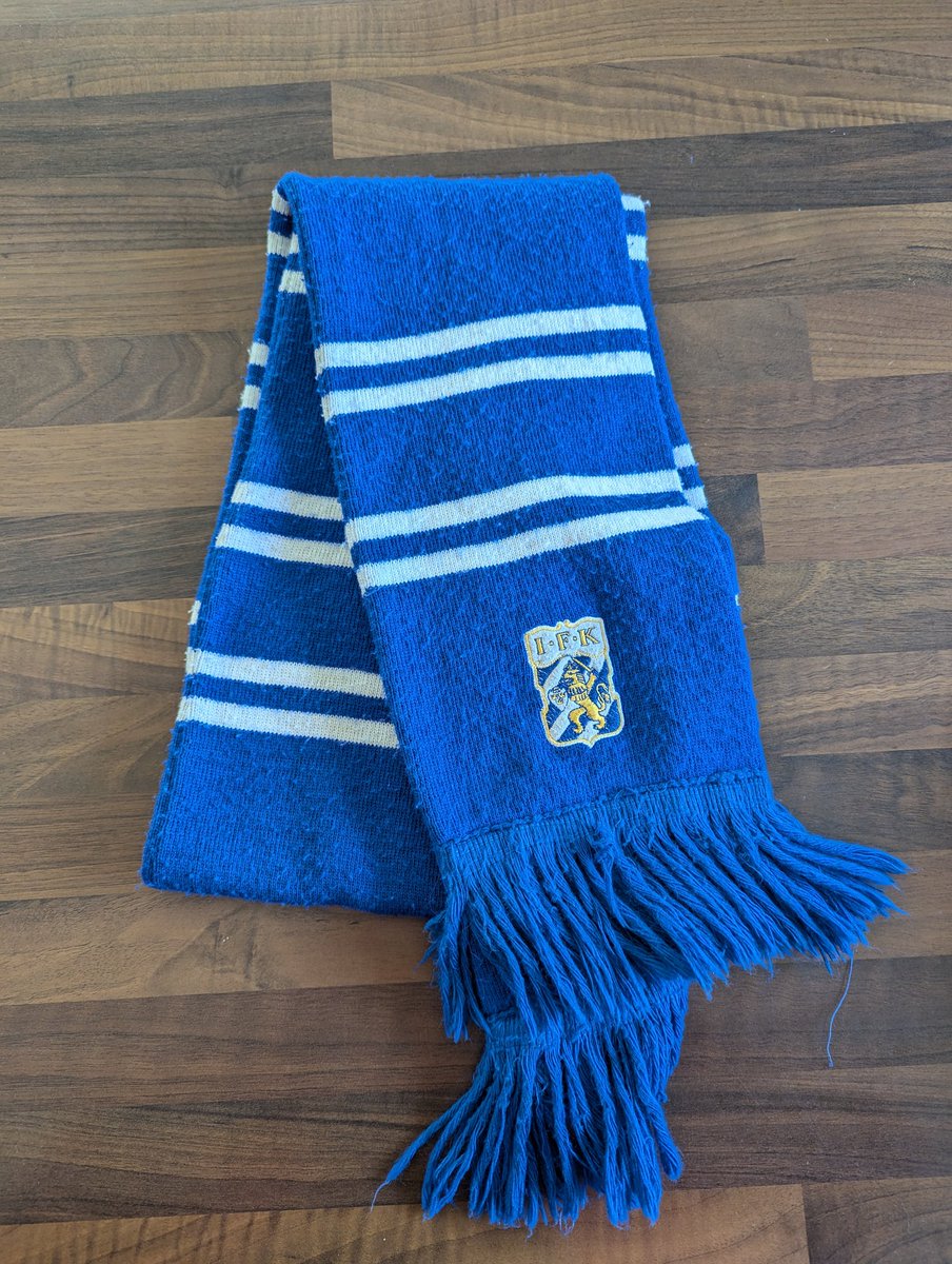 📢 Upphittad halsduk på KB.

På väg ut från GU igår hittade jag denna halsduk med doft av derbyseger och salta gajstårar. Hjälp den att hitta sin ägare. Retweeta gärna 🥂 #ifkgbg