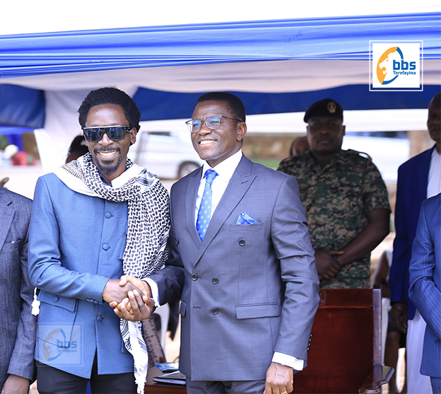 bbstvug's tweet photo. Pulezidenti w'ekibiina ekitaba bannamateeka mu ggwanga ki Uganda Law Society, Isaac Ssemakadde y'omu ku beetabye ku mukolo gw’okulayiza olukiiko oluggya olw'ekibiina ki Baganda Nkobazambogo Students Association oguyindira ku Bulange e Mengo. #BBSKATI https://t.co/8W754qLZQH