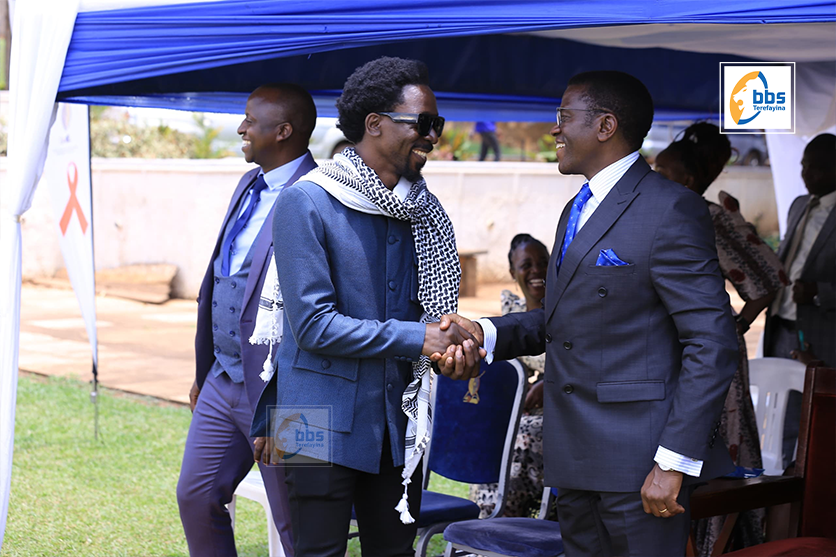 bbstvug's tweet photo. Pulezidenti w'ekibiina ekitaba bannamateeka mu ggwanga ki Uganda Law Society, Isaac Ssemakadde y'omu ku beetabye ku mukolo gw’okulayiza olukiiko oluggya olw'ekibiina ki Baganda Nkobazambogo Students Association oguyindira ku Bulange e Mengo. #BBSKATI https://t.co/8W754qLZQH