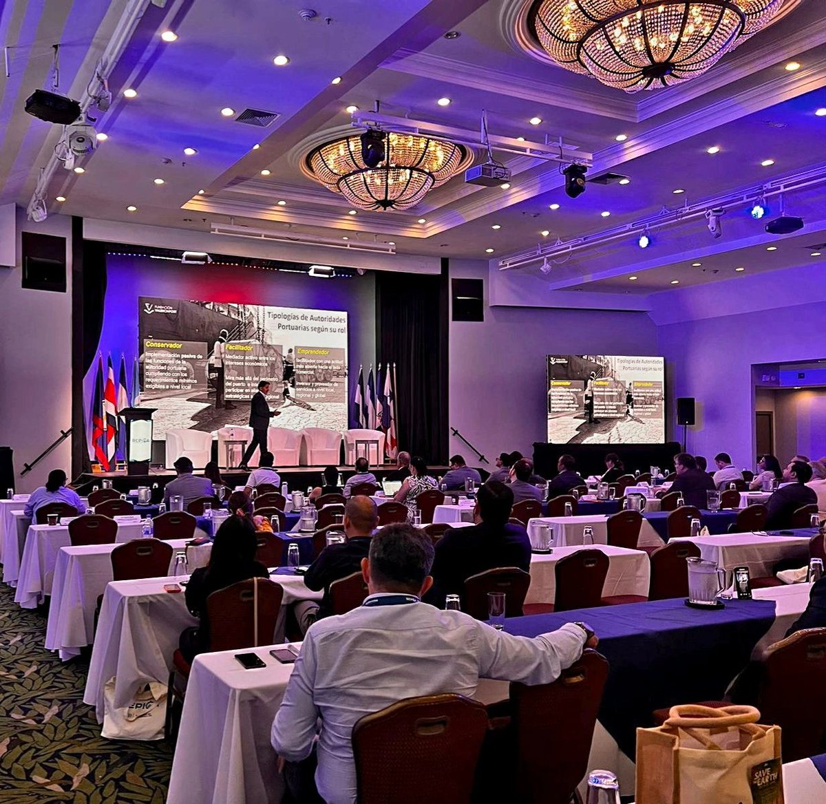 FValenciaport's tweet photo. 📍 La pasada semana el director de Desarrollo de Negocio Internacional de @FValenciaport, Miguel Garín, participó en el congreso #REPICA, organizado por la @cocatram y celebrado en Costa Rica, en el que realizó una presentación sobre #gobernanza portuaria.
@REPICA_COCATRAM
#cooperación #puertos #transporte #logística #gobernanzaportuaria #innovación #formación