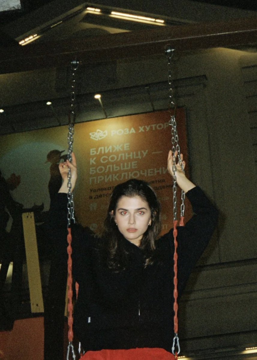 my little girly до сих пор влезает в свои любимые качели на детской площадке и успешно этим пользуется, прося папу её покачать.