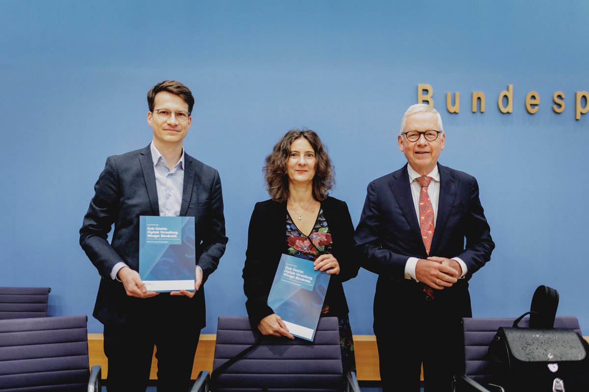 Der #NKR hat seinen #Jahresbericht 2024 „Gute Gesetze. Digitale Verwaltung. Weniger Bürokratie. Momentum nutzen, Wirkung steigern.“ vorgestellt👩‍💼🎉📷Der Anstieg beim Erfüllungsaufwand verlangsamt sich, aber das reicht noch nicht aus! Warum? Lest selbst 📘normenkontrollrat.bund.de/Webs/NKR/Share…