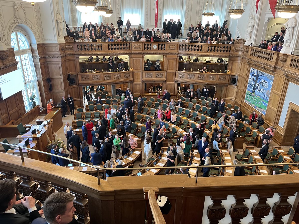 Folketingets ledamöter samlas inför öppnandet. Roligt att vara på plats.