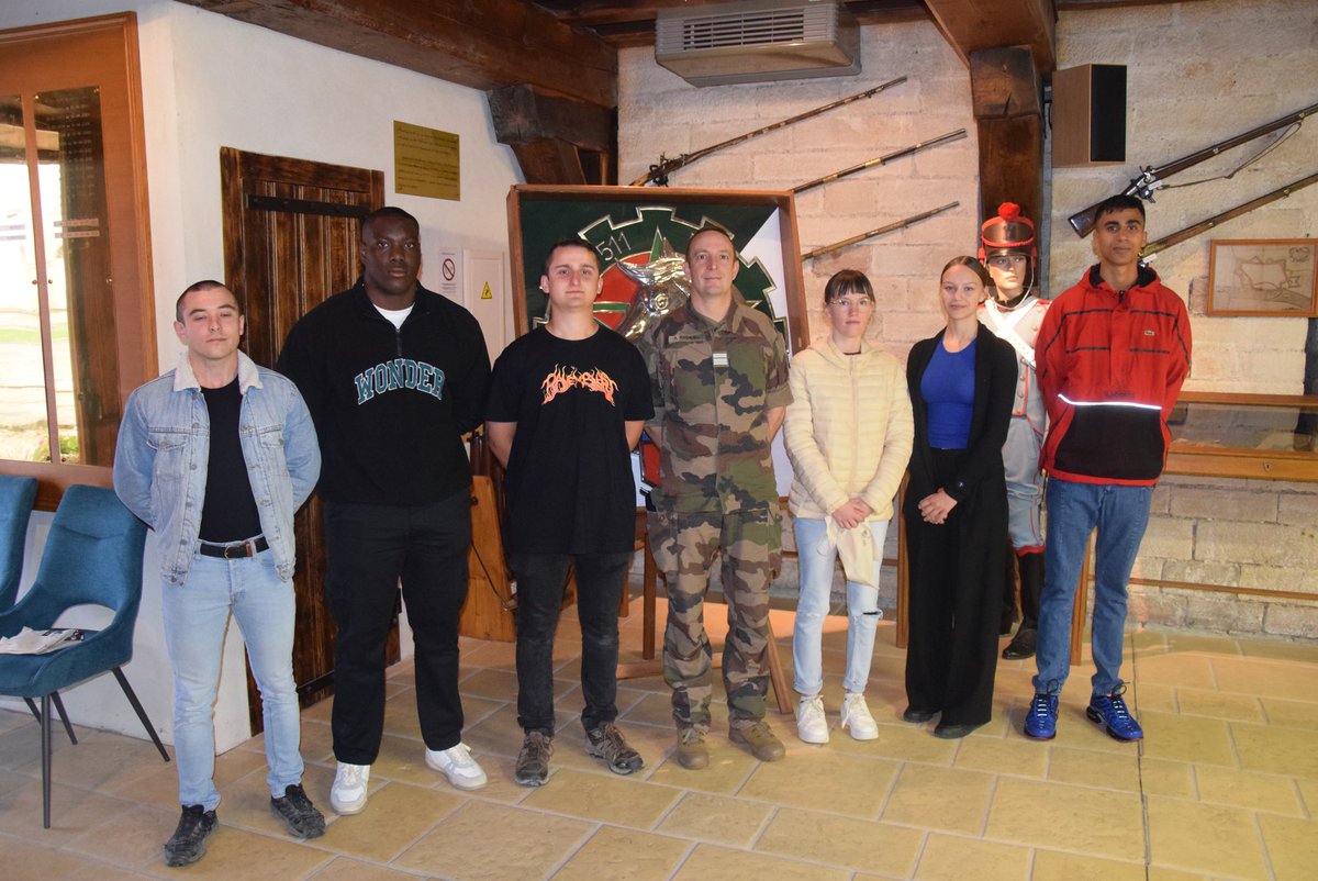 511eRTofficiel's tweet image. Le régiment accueillait ce jour de nouveaux engagés, dont 7 recrutés par notre cellule d’appui au recrutement (CAR), pour un total de 26 engagés au titre du régiment cette année. 👏

#BrigadeLOG #511eRT  #régimentdebourgogne #passetoujours  #CALT #Bourgogne #armeezne