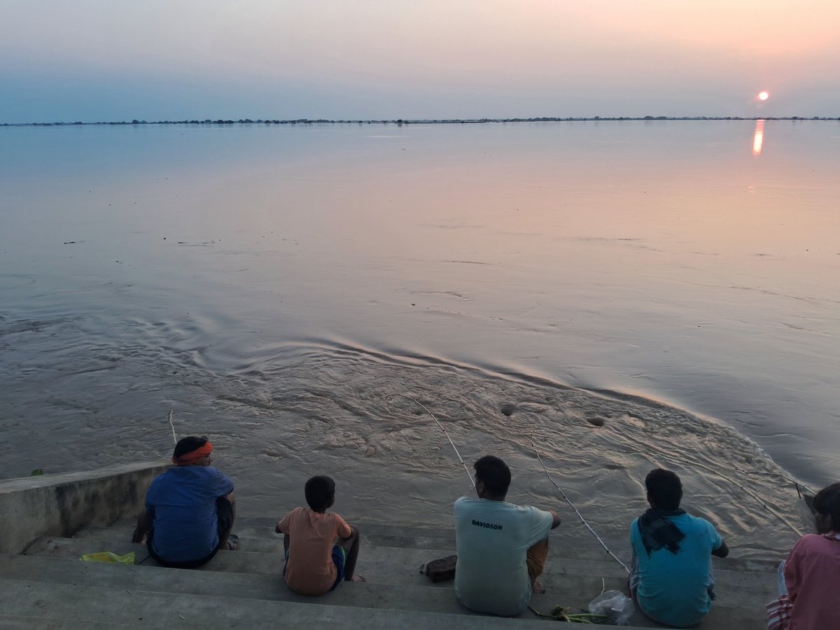 akrai_71's tweet photo. बाढ के पानी से भरी मां गंगा का सांध्य कालीन मनमोहक दृश्य.. https://t.co/4aXdQgRk3f