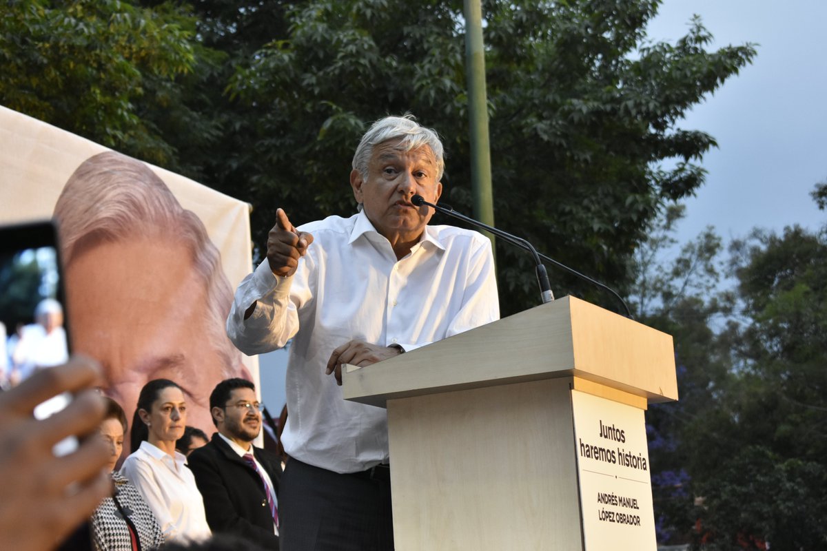 KEFS_MX's tweet photo. Andrés Manuel López Obrador y Claudia Sheinbaum Pardo en 2018. En aquel entonces, candidato a la Presidencia y candidata a la Jefatura de Gobierno de la Ciudad de México. Hoy, expresidente y primera presidenta de México. https://t.co/xFqoNageuF
