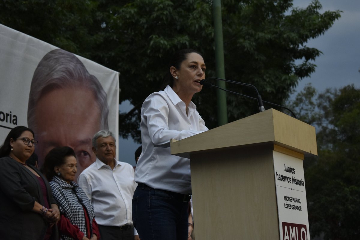 KEFS_MX's tweet photo. Andrés Manuel López Obrador y Claudia Sheinbaum Pardo en 2018. En aquel entonces, candidato a la Presidencia y candidata a la Jefatura de Gobierno de la Ciudad de México. Hoy, expresidente y primera presidenta de México. https://t.co/xFqoNageuF