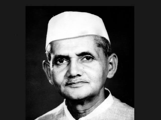 drpandeyanil's tweet photo. ।
कल 2 अक्टूबर है

अपने बच्चों को जरूर बताएं कि

सरल, सहज, ईमानदार,निडर ,साहसी  और निष्ठावान व्यक्तित्व माननीय पूर्व प्रधानमंत्री श्री #लाल_बहादुर_शास्त्री जी का जन्मदिवस है 
।
#औ_का https://t.co/v0dMF47cdm