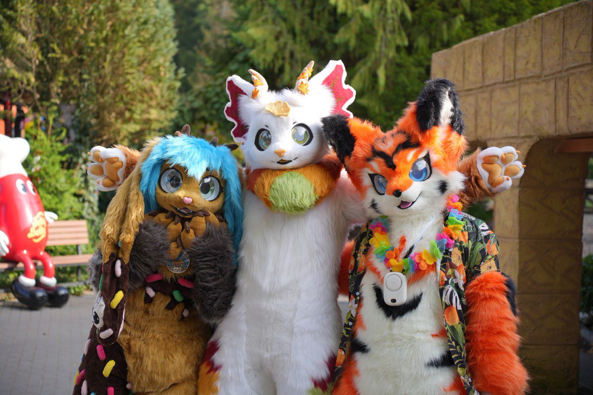 _OnlyMaple's tweet photo. Greetings from Furry Weekend Geiselwind with:
🐰streusel
and
🦊Ryūki (@AilurusThePanda)
📷Ryuga_Dragon
✂️@SchneeCreations
#Furry #fa2p #FursuitFriday #kemono https://t.co/p9RT6j99Si