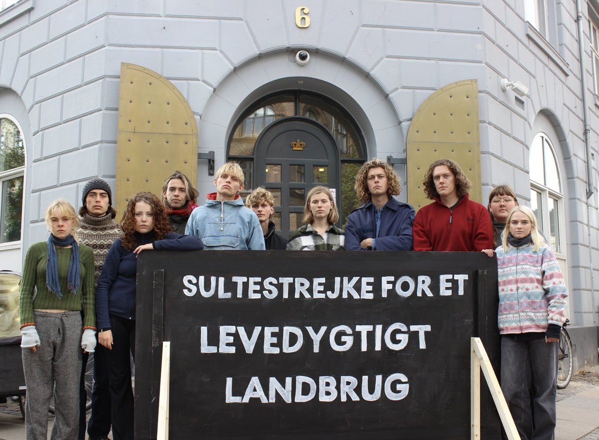 I går startede jeg og 10 andre fra <a href="/DenGroenneUng/">Den Grønne Ungdomsbevægelse</a> en sultestrejke foran landbrugsforhandlingerne.

Regeringen vil ikke ændre på landbrugets største udleder: Dyreproduktionen

Det afskriver alvoren af klimakrisen, som afgør, vores mulighed for at få mad på bordet i fremtiden.1/x🧵