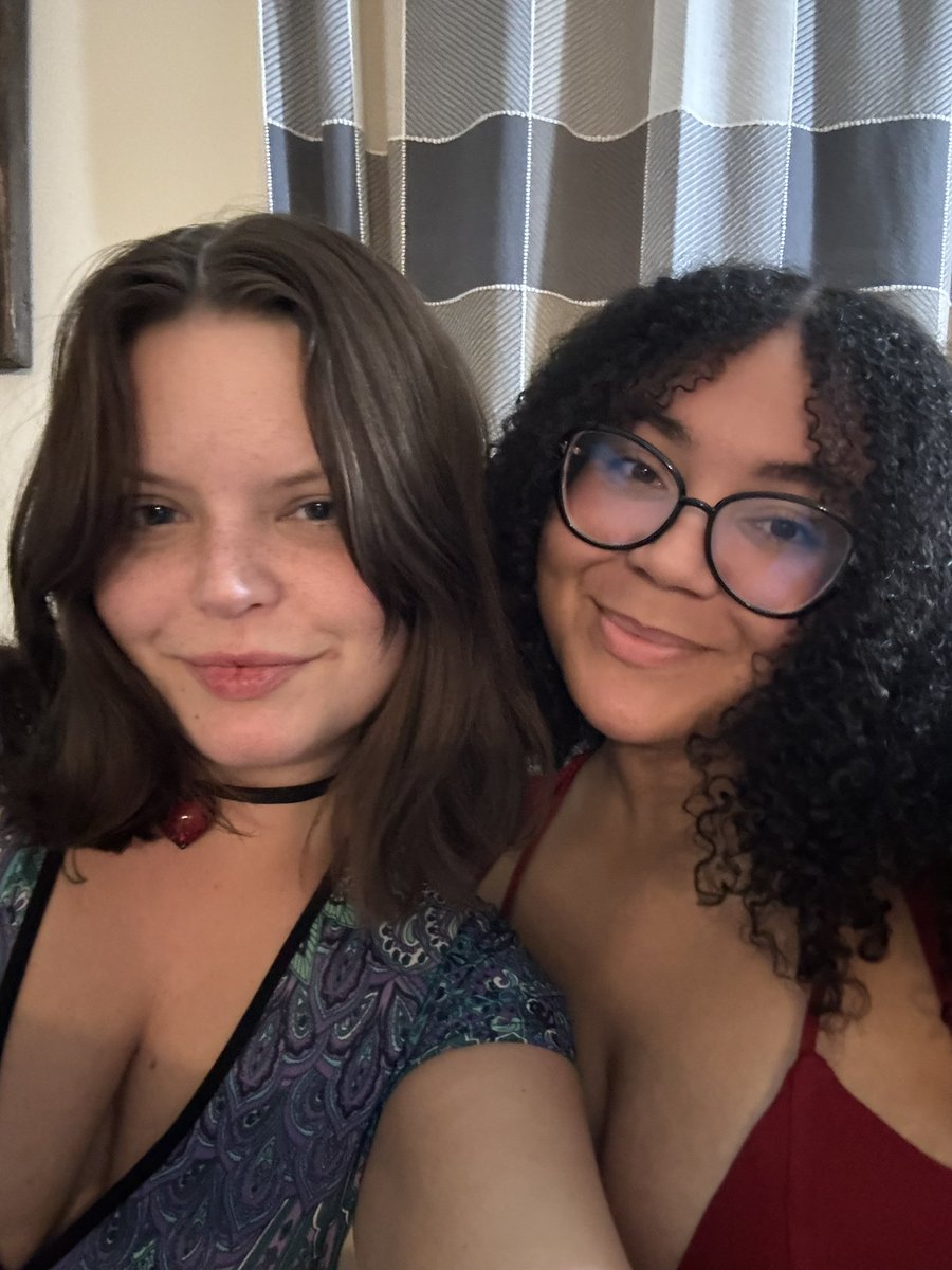 vuse_lover's tweet photo. rt to convince all my hot friends to become twitter baddies https://t.co/ULoh1kRyr2