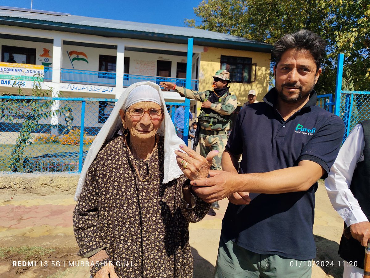 infokupwara's tweet photo. Khatija Begum (80) casts her vote at Bakihaker in AC 5-Handwara.  Together, we're shaping our future—every vote is a step towards progress! Let's keep the momentum going! 
#JKElections #YourVoteMatters
@ECISVEEP
@ceo_UTJK
@diprjk https://t.co/jvHjAeXPu7