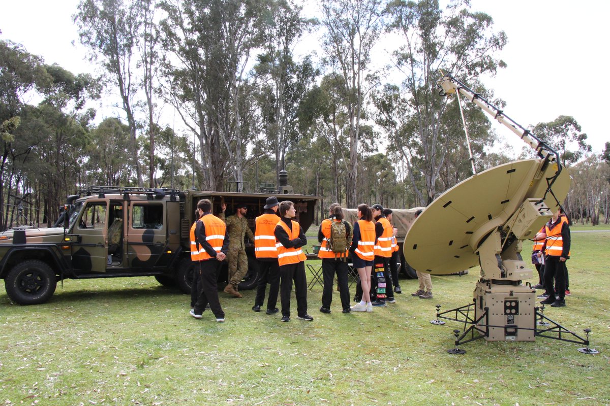 AustralianArmy's tweet photo. Hi-vis High Schoolers 🎒🍎

During an Army Careers day, nearly 1,000 Victorian high school students met with #AusArmy soldiers and got a firsthand look at Army equipment. 

📍 Puckapunyal Military Area 

📸 Hannah Donald 

#ADFCareers @ADFCareers #MakeYourImpact https://t.co/cpwhIEvAkn