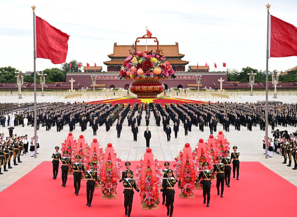 LiaoningDaily's tweet photo. Chinese President Xi Jinping straightens the ribbon on a flower basket during a ceremony to present flower baskets to fallen heroes at Tian'anmen Square in Beijing, capital of China, Sept. 30, 2024. 
The event was held to mark Martyrs' Day, observed one day prior to National Day. https://t.co/u6mOg6gMsO