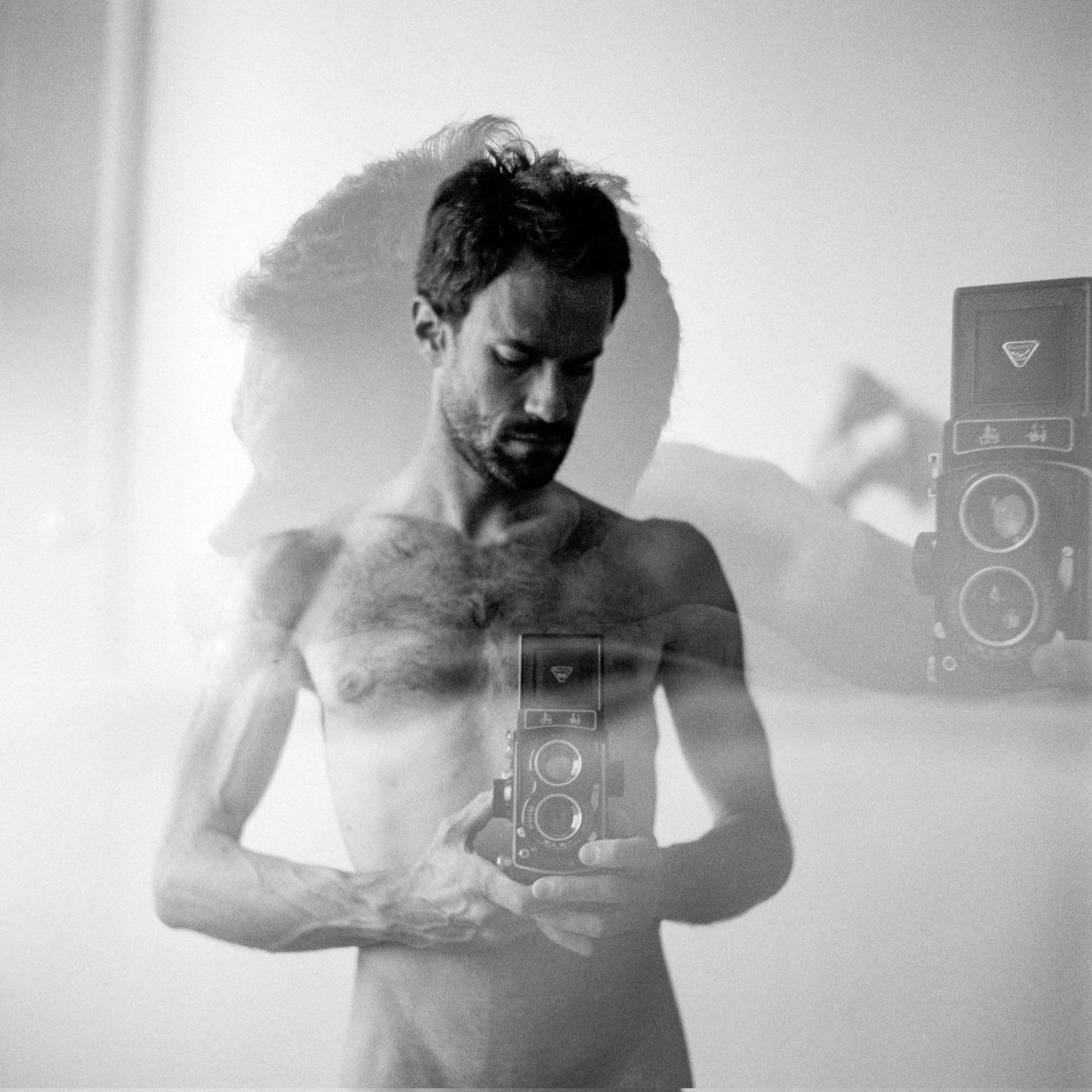 1 - Autoportrait 👋

C'est parti pour le #31themesAnalogChallenge ! 🥳
Content d'y prendre part cette fois ci et hâte de voir toutes vos photos !

🎞️ HP5+ à 800 iso
📷 Seagull 4B