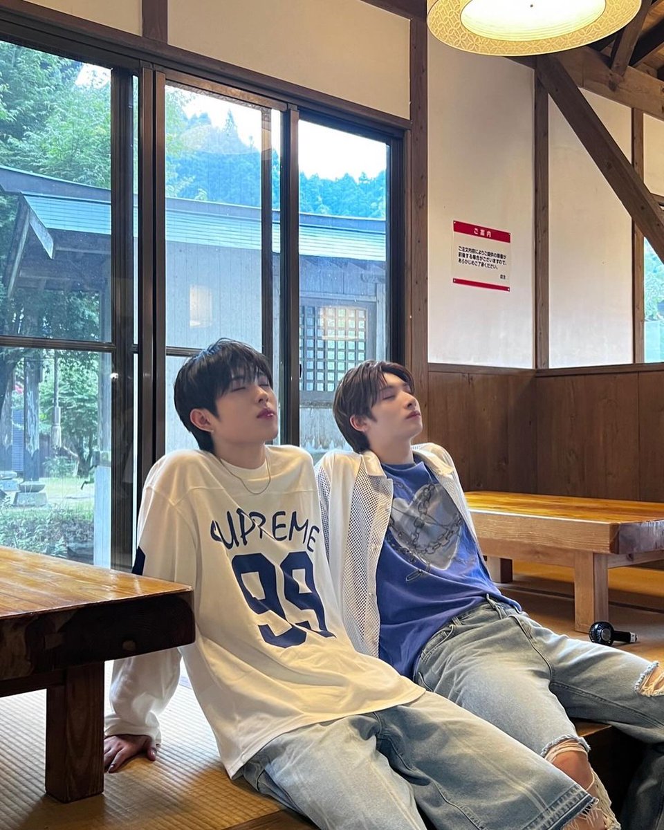 Santai bareng dedek Hyui! 🐈‍⬛🐿️