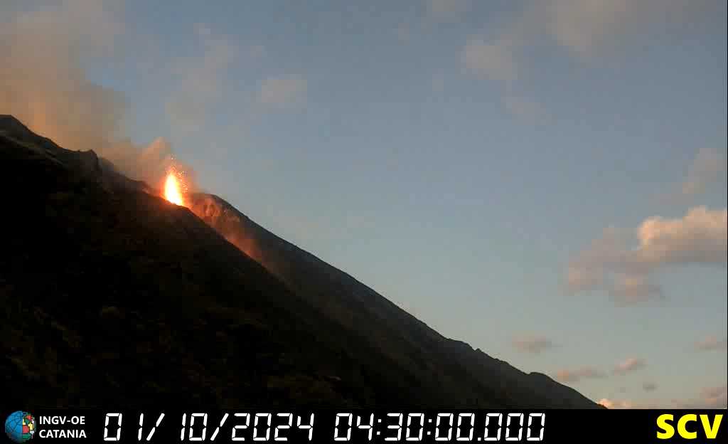 #volcan #volcano #Stromboli Mise en place d'une nouvelle coulée de lave dans la Sciara del Fuoco, avec activité explosive/New lava flow in the Sciara del Fuoco, with explosive activity
