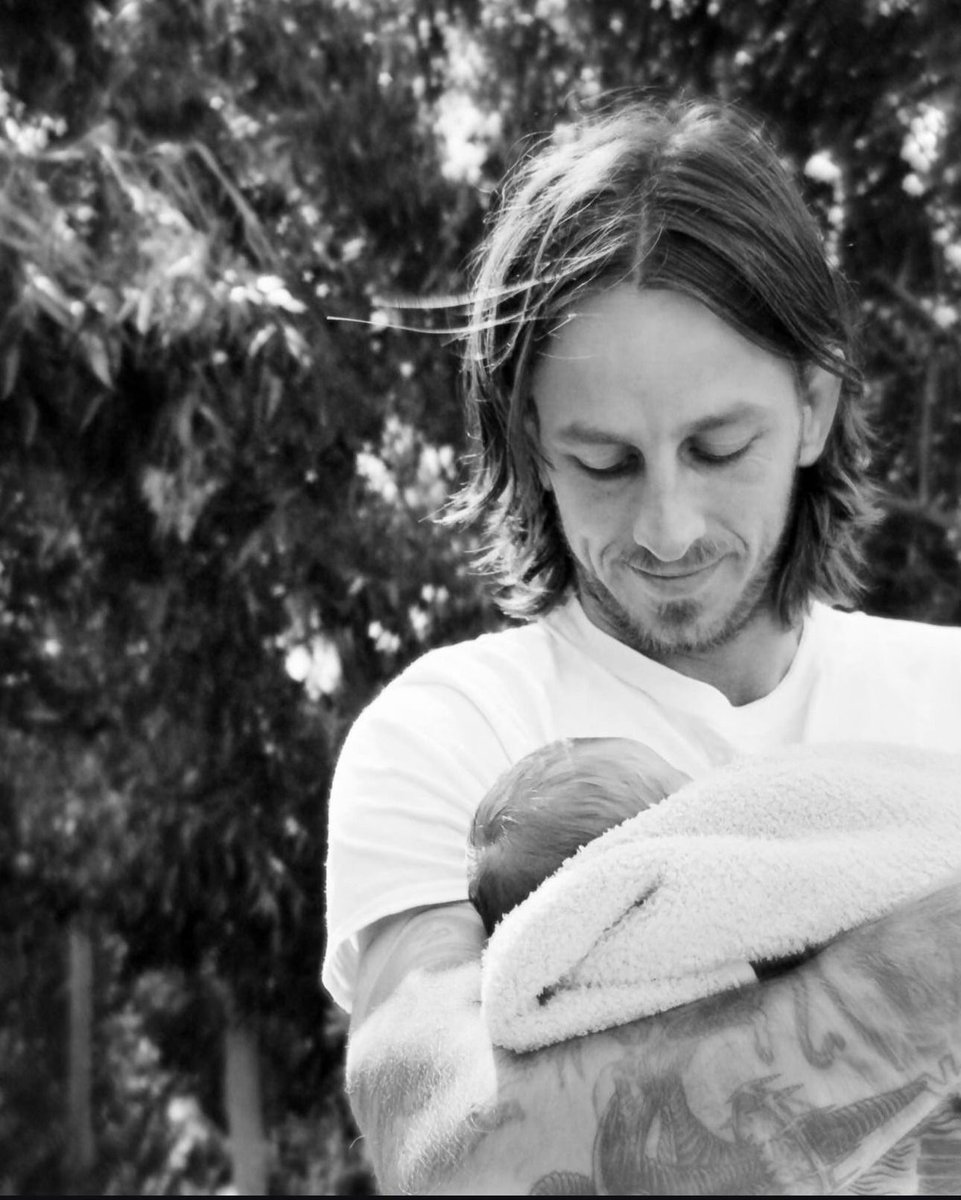 glittermagazine's tweet photo. Congrats to Frances Bean Cobain and Riley Hawk on their new bundle of joy. π Welcome to the world, baby Ronin Walker Cobain Hawk.π
#FrancesBeanCobain #RileyHawk #RoninWalkerCobainHawk https://t.co/Rvl895n0g3