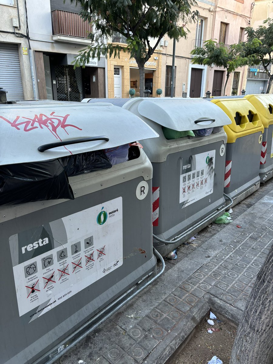 <a href="/matarocat/">Ajuntament de Mataró</a> <a href="/naxo10_av/">Naxo</a> <a href="/ulldepollmataro/">Ulldepollmataro</a> <a href="/rikrd_1/">Ricard</a> <a href="/JordiAndreuP/">Jordi Andreu</a> <a href="/jordicaceres7/">Jorx🤘</a> <a href="/Jaumemataroni/">Jaume</a> <a href="/jm_bs/">jm badia s</a> <a href="/JoseCasadoVOX/">Jose Casado</a> <a href="/silviasaiz_1714/">✳️ Silvia Saiz Saiz 🏳️‍🌈🇵🇸🇨🇺🇩🇴🐸</a> <a href="/CarlesLlach/">Carles Llach</a> <a href="/patrullamataro/">Patrulla Veïnal Mataró</a> <a href="/PoliciaMataro/">Policia Local de Mataró</a> <a href="/VilaFake/">VilaFake PARÒDIA</a> <a href="/ercmataro/">Esquerra Mataró ERC</a> <a href="/DBotePaz/">David Bote Paz</a> <a href="/JuntsperMataro/">Junts per Mataró</a> <a href="/mataroneta/">Mataró Bruta</a> <a href="/AlfonsCanela/">Alfons Canela</a> <a href="/sergimoralesd/">Sergi Morales 💜🌈🔻</a> <a href="/XescoG/">Xesco Gomar 🌎🌳💚</a> <a href="/visit_mataro/">Visit Mataró</a> <a href="/MaVadell/">Miquel Àngel Vadell</a> <a href="/font_mach/">Xavier Font i Mach</a> <a href="/MonicaMasramon/">mònica masramon</a> <a href="/pimcamprubi/">Pim Camprubí</a> <a href="/annasalicru/">Anna Salicrú i Maltas</a> <a href="/carlesporta/">Carles Porta</a> <a href="/MonicaLora_/">Mònica Lora Cisquer</a> <a href="/pscmataro/">PSC MATARÓ</a> <a href="/Capgros/">Capgròs</a> <a href="/TribunaMaresme/">Tribuna Maresme</a> <a href="/iniesta_er/">Erik Iniesta</a> <a href="/LaVanguardia/">La Vanguardia</a> <a href="/EP_mataro/">EL PERIÓDICO Mataró</a> <a href="/tvmataro/">tvmataró</a> 8:27 h i ja tenim els contenidors desbordats, això també es incivisme o de nou, pèssima gestió del servei ? Escola Santa Anna mar