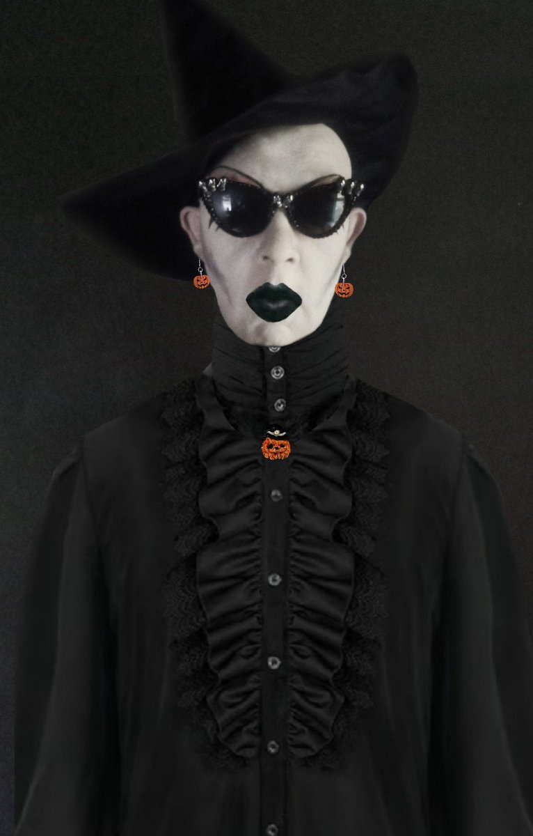 Dementia_Grimm's tweet image. Must Be The Season Of THAT Bitch...🍁💀🍂👻🎃