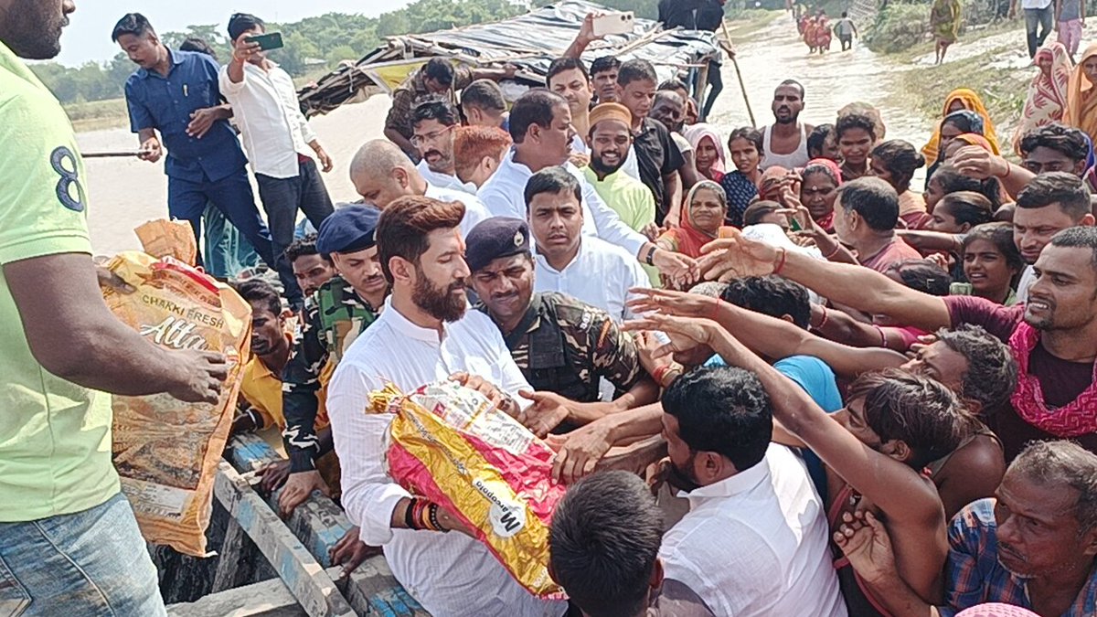 नेपाल में भारी बारिश की वजह से कोसी बराज से पानी छोड़ने के बाद कोसी और मिथिलांचल क्षेत्र में स्थिति बहुत भयावह है , हम सबको राजनीतिक मतभेद मिटाकर एकजुट होकर बिहारियों की समस्या का समाधान निकालना होगा। 
आज सहरसा के बाढ़ प्रभावित क्षेत्रों का निरीक्षण किया।