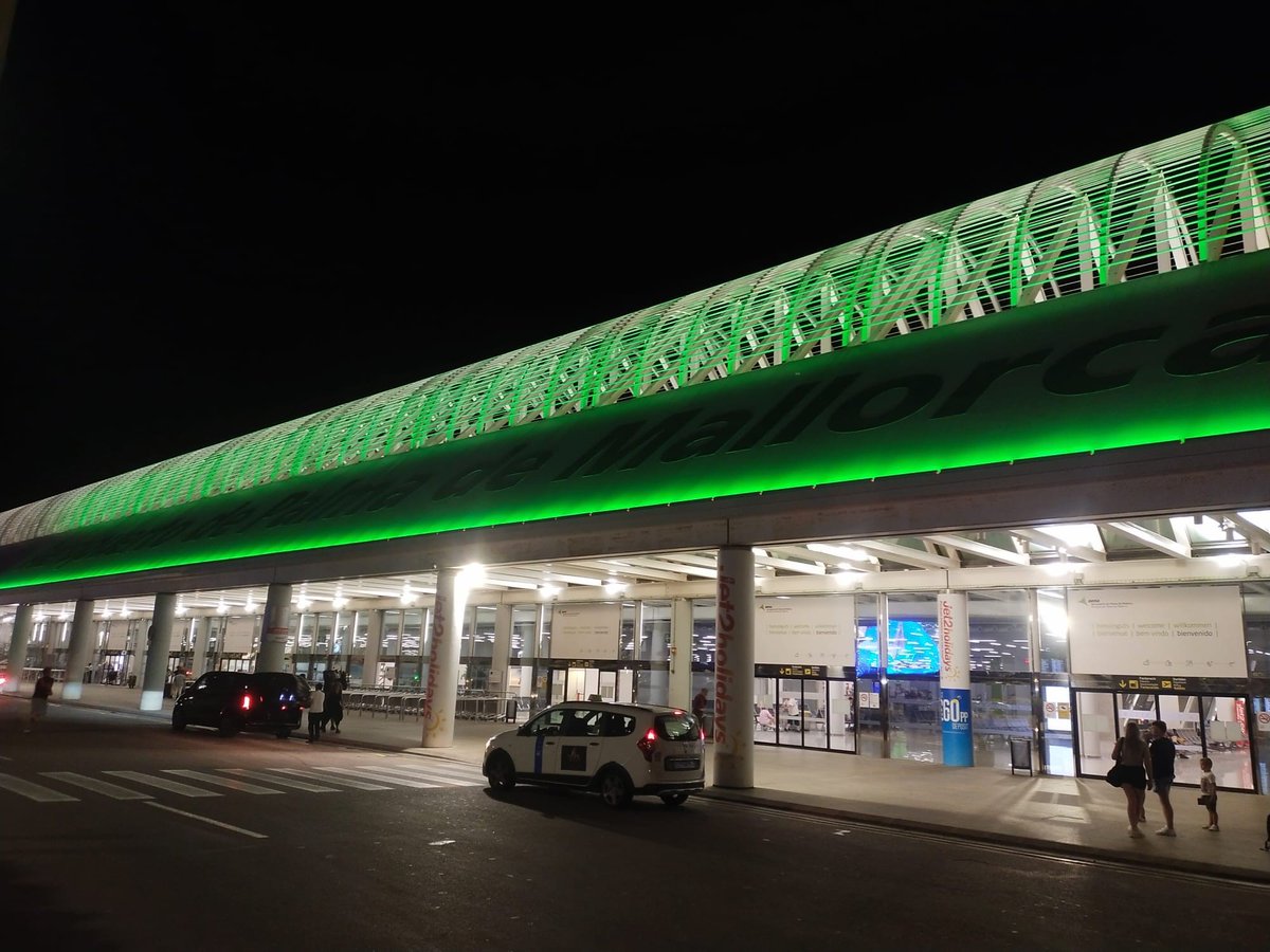 🟢 El #Aeropuerto de #Palma de #Mallorca 🛫 ilumina su fachada de color verde por el #DíaNacionaldelaArtritis.
