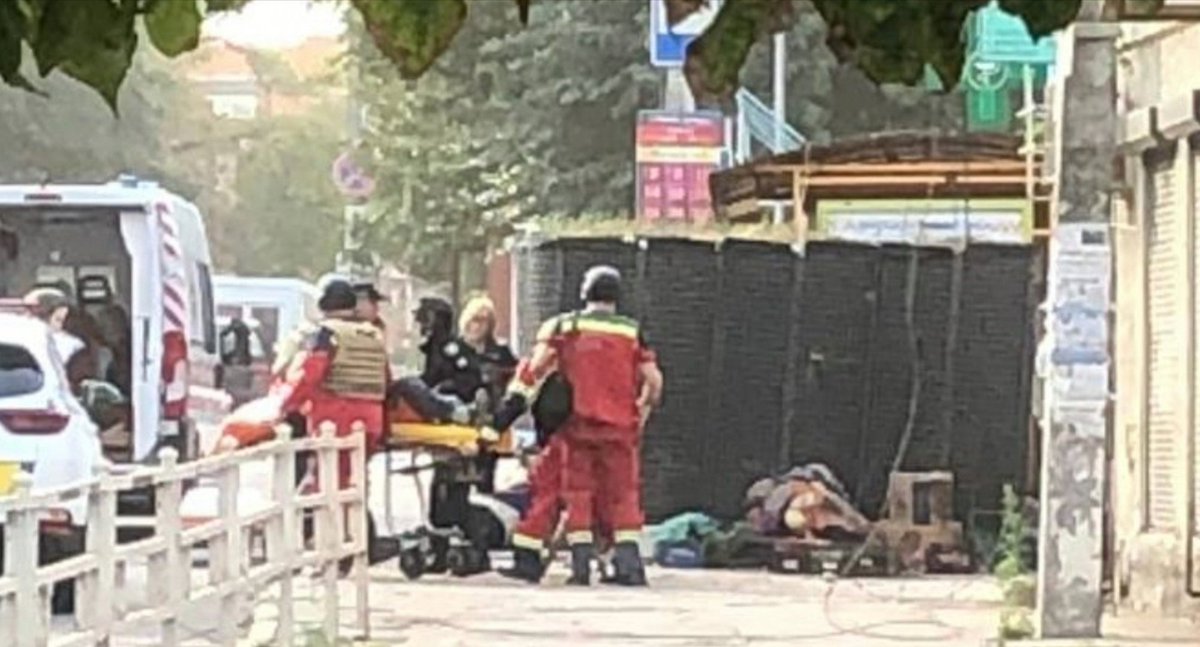 Москалі вирішили "поздоровити" зі святом,  обстріляв зупинку громадського транспорту під час хвилини мовчання. #Херсон #RussialsATerroristState