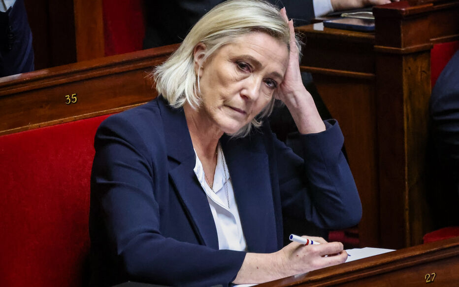 Во Франции идет суд над Марин Ле Пен и ее соратниками, партию которых подозревают в связях с разведкой РФ. Их обвиняют в хищении средств ЕС и фиктивном найме помощников депутатов Европарламента.