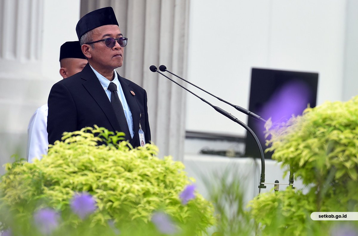 setkabgoid's tweet photo. Pejabat dan pegawai di lingkungan Sekretariat Kabinet dan lembaga kepresidenan mengikuti upacara peringatan Hari Kesaktian Pancasila, pada Selasa (01/10/2024) di halaman parkir Kementerian Sekretariat Negara.
#InfoSetkab
Foto: Humas Setkab (RAH) https://t.co/trcx6IjsB2