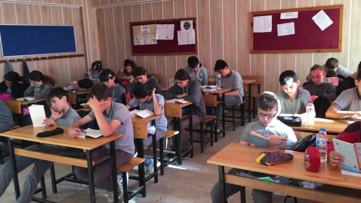 İlçe Milli Eğitim Müdürlüğümüz tarafından yürütülen “Farkımız Okumak Olsun"projesi kapsamında kitap okuma etkinliği 2.Ders saatinde öğretmen ve öğrencilerimizin katılımı ile gerçekleştirildi. <a href="/bafra_mem/">Bafra İlçe Millî Eğitim Müdürlüğü</a> <a href="/samsunmem/">Samsun İl Milli Eğitim Müdürlüğü</a> <a href="/tcmeb/">Millî Eğitim Bakanlığı</a>