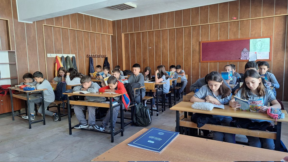 BafraTsoo's tweet photo. İlçe Milli Eğitim Müdürlüğümüz tarafından yürütülen “Farkımız Okumak Olsun"projesi kapsamında kitap okuma etkinliği 2.Ders saatinde öğretmen ve öğrencilerimizin katılımı ile gerçekleştirildi. @bafra_mem @samsunmem @tcmeb https://t.co/YC0efc6SKd