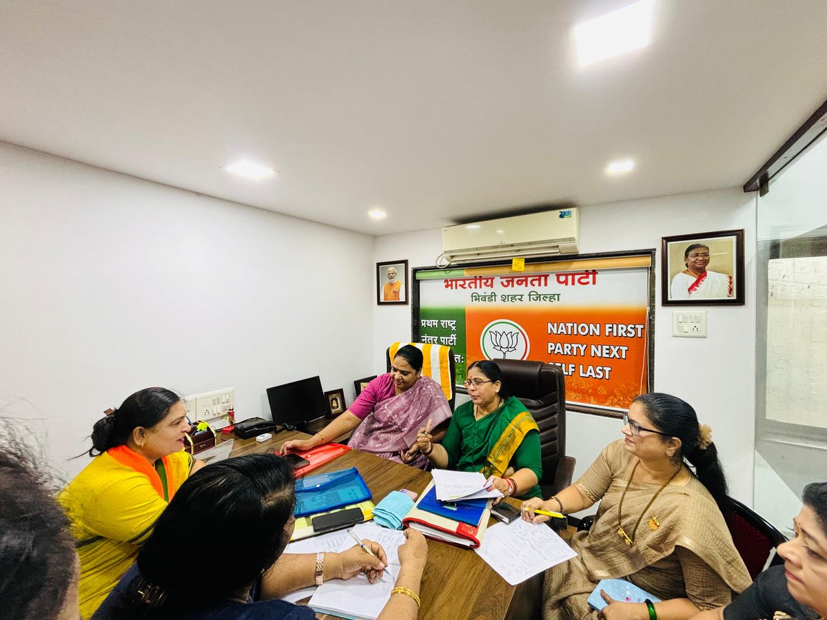NehaVarma1's tweet photo. 29 Sept | BJP Bhiwandi office.

Mahila morcha meeting with MP Kavita Patidar, Pradesh upadyaksh Varsha Tai, Bhiwandi Mahila president Sunita taware and the whole team of mahila morcha. 

@BJPMahilaMorcha
@ChitraKWagh 
@KavitaPatidar_ 
@SunitaTaware 
@ParmaniMamta https://t.co/IXlvXAXiAQ