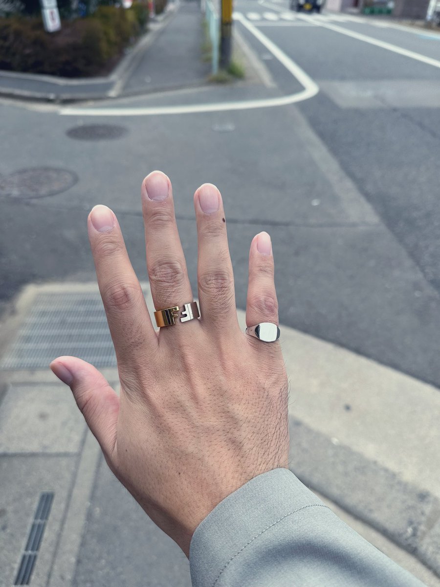 keiba_king01's tweet photo. もっとすらっとした綺麗な指が良かった😗
毛穴も太いし🙂
#newring https://t.co/PgVTxmEKUc