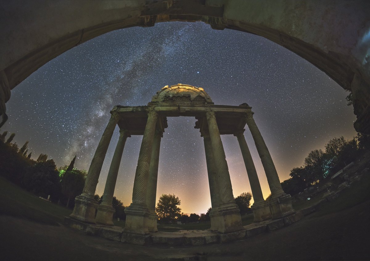 iktm09's tweet photo. #Afrodisias antik kentinde samanyolu gecesi.
Yıldızların dansını #Tetrapylon eşliğinde izlemek çok daha güzel.  🔸🔹  Milky Way night in the #Aphrodisias ancient city.
It is much more beautiful to watch the dance of the stars accompanied by Tetrapylon.  📷 @aytugbayer  +++ https://t.co/H5h9TFBJPI