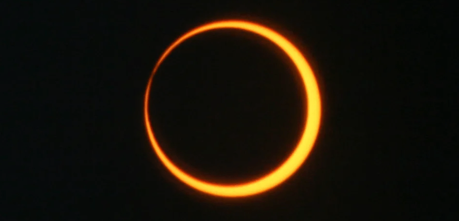 AstrospaceI's tweet photo. Domani, 2 ottobre 2024, i cieli di alcune parti del mondo saranno interessati da un'#eclissi solare di tipo "anulare". Sarà visibile dall'Oceano Pacifico e dal sud di Cile e Argentina, ma anche in diretta streaming per chi non si troverà in quelle zone. #annulareclipse #eclipse 
https://t.co/kqoBchevjL