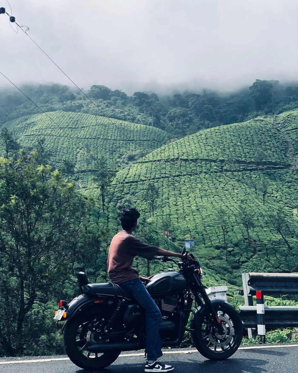 yezdiforever's tweet photo. Blending in with nature's green, yet standing out as the boldest machine.
๐ท: @devsurya.__
#YezdiForever #JawaYezdiMotorcycles #YezdiRoadster #RoadsterRetold #MadeofMotorcycling #TrailPack https://t.co/mF9QlHohoJ
