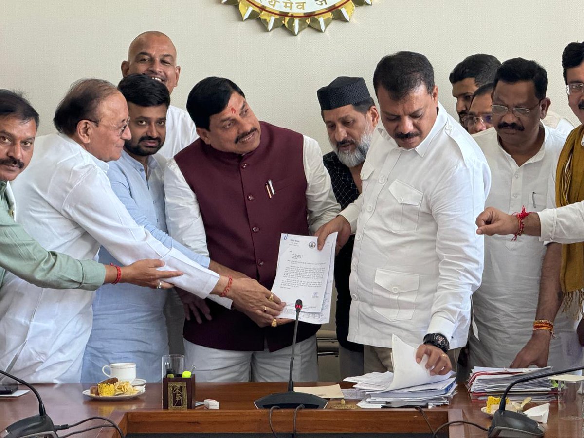 आज कांग्रेस विधायक दल ने मुख्यमंत्री श्री मोहन यादव जी से प्रदेश के मुद्दों पर मुलाकात की

मुलाकात में सोयाबीन की खरीदी रु6000,  किसानों को धान का 3100/- और गेहूं का मूल्य 2700/ रुपये मिलने, प्रदेश में बढ़ते महिला अपराध, एवं  विधायकों को मिलने वाली विकास राशि में भेदभाव बाबत एवं