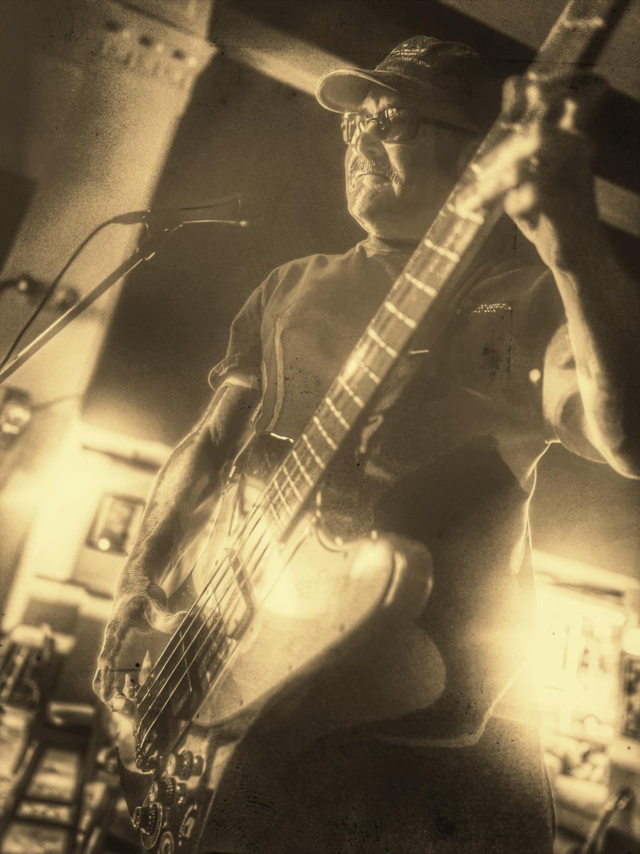 blackshepherdWA's tweet image. Another time, the manager let us come in when know one was there and we had a #PhotoShoot Day with Justin’s nieces. As you can see, they did his hair and makeup before. #hairblogger #HairTips #Nails #WeUsedToBeARockBand