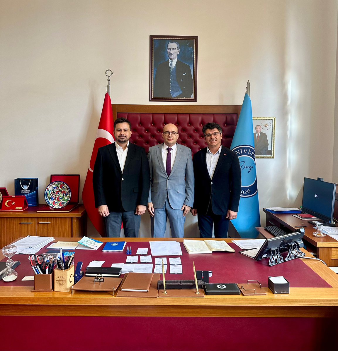 Gazi Üniversitesi Rektör Yardımcısı olarak göreve başlayan can dostum Prof.Dr. Serhat KARYEYEN kardeşime görevinde üstün başarılar dilerim. 🙏🇹🇷