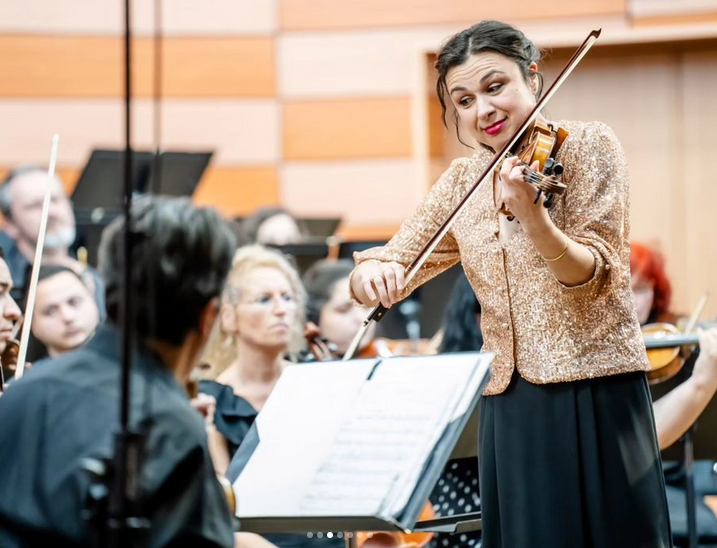 FranceenRoumanie 🇫🇷🇪🇺 (@franceromania) on Twitter photo Felicitări violonistei franco-române Sarah Nemțanu, concert-maestra Orchestrei naționale a Franței 🇫🇷, care de Ziua internațională a muzicii 🎼,a primit Ordinul "Meritul Cultural" în grad de Cavaler din partea președintelui 🇷🇴 <a href="/KlausIohannis/">Klaus Iohannis</a>. Felicitări violonistei franco-române Sarah Nemțanu, concert-maestra Orchestrei naționale a Franței 🇫🇷, care de Ziua internațională a muzicii 🎼,a primit Ordinul "Meritul Cultural" în grad de Cavaler din partea președintelui 🇷🇴 <a href="/KlausIohannis/">Klaus Iohannis</a>.