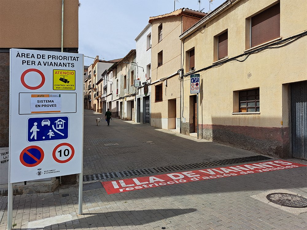 Avui entra en vigor la restricció de la circulació a l'illa de vianants d'#Esparreguera. I els residents del centre. encara no sabem si podem accedir amb el nostre vehicle.👇