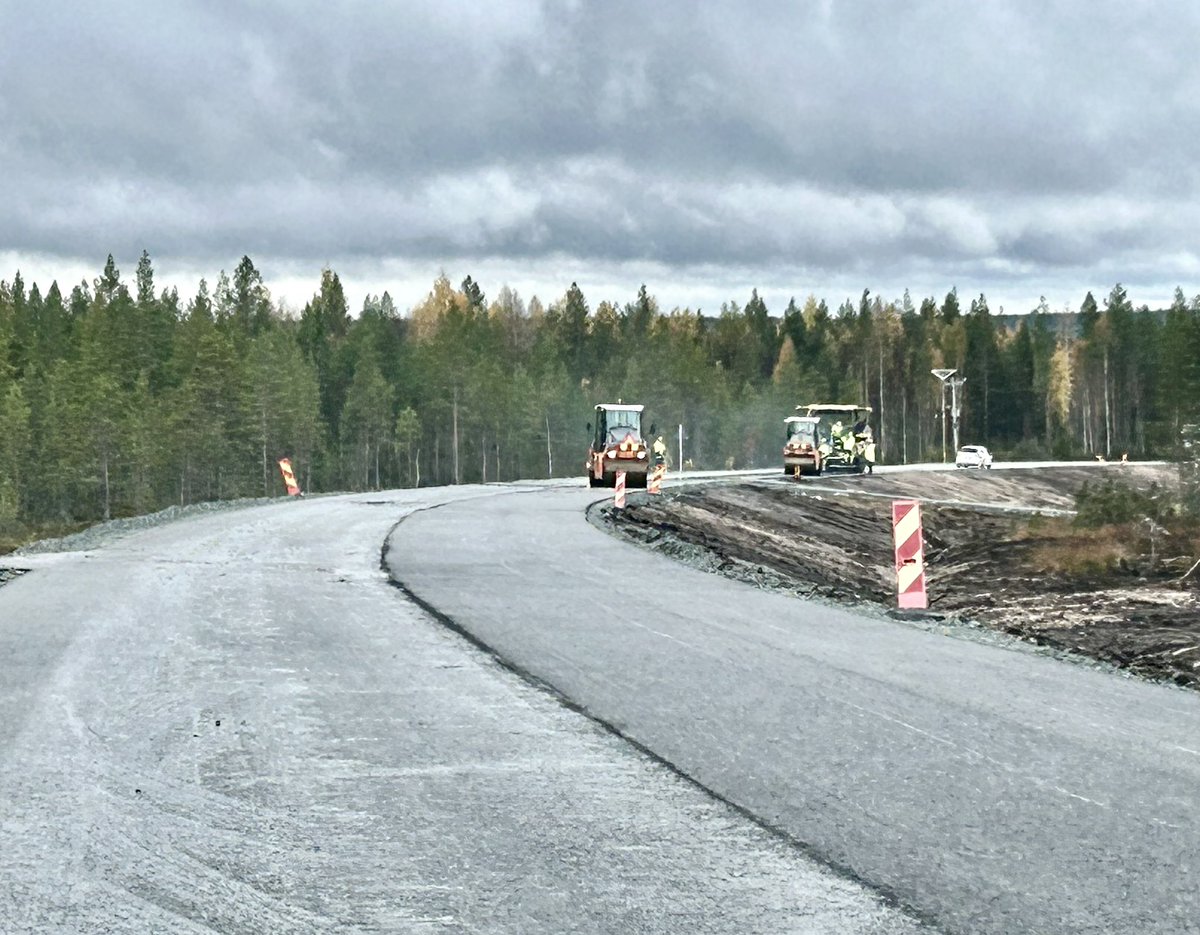 Keijo Heikkilä (@keijoheikkila) on Twitter photo Suhangon kaivostie Ranua ’lla on saamassa asfalttipäällysteen. Ensimmäiset päällystekilometrit on saatu jo tehtyä. Päällystystyöt valmistuvat lokakuun puoliväliin mennessä. <a href="/vaylafi/">Väylävirasto</a> <a href="/Lapin_ELY/">Lapin ELY-keskus</a> #ranuankunta #GRK Suhangon kaivostie Ranua ’lla on saamassa asfalttipäällysteen. Ensimmäiset päällystekilometrit on saatu jo tehtyä. Päällystystyöt valmistuvat lokakuun puoliväliin mennessä. <a href="/vaylafi/">Väylävirasto</a> <a href="/Lapin_ELY/">Lapin ELY-keskus</a> #ranuankunta #GRK