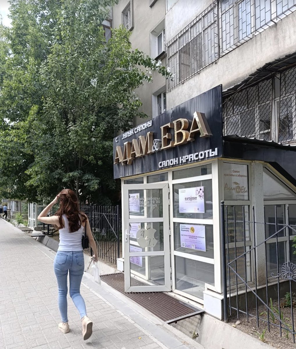 AlexMalejewicz's tweet image. Кыргызка проходит мимо салона красоты во #Фрунзе.
#Бишкек